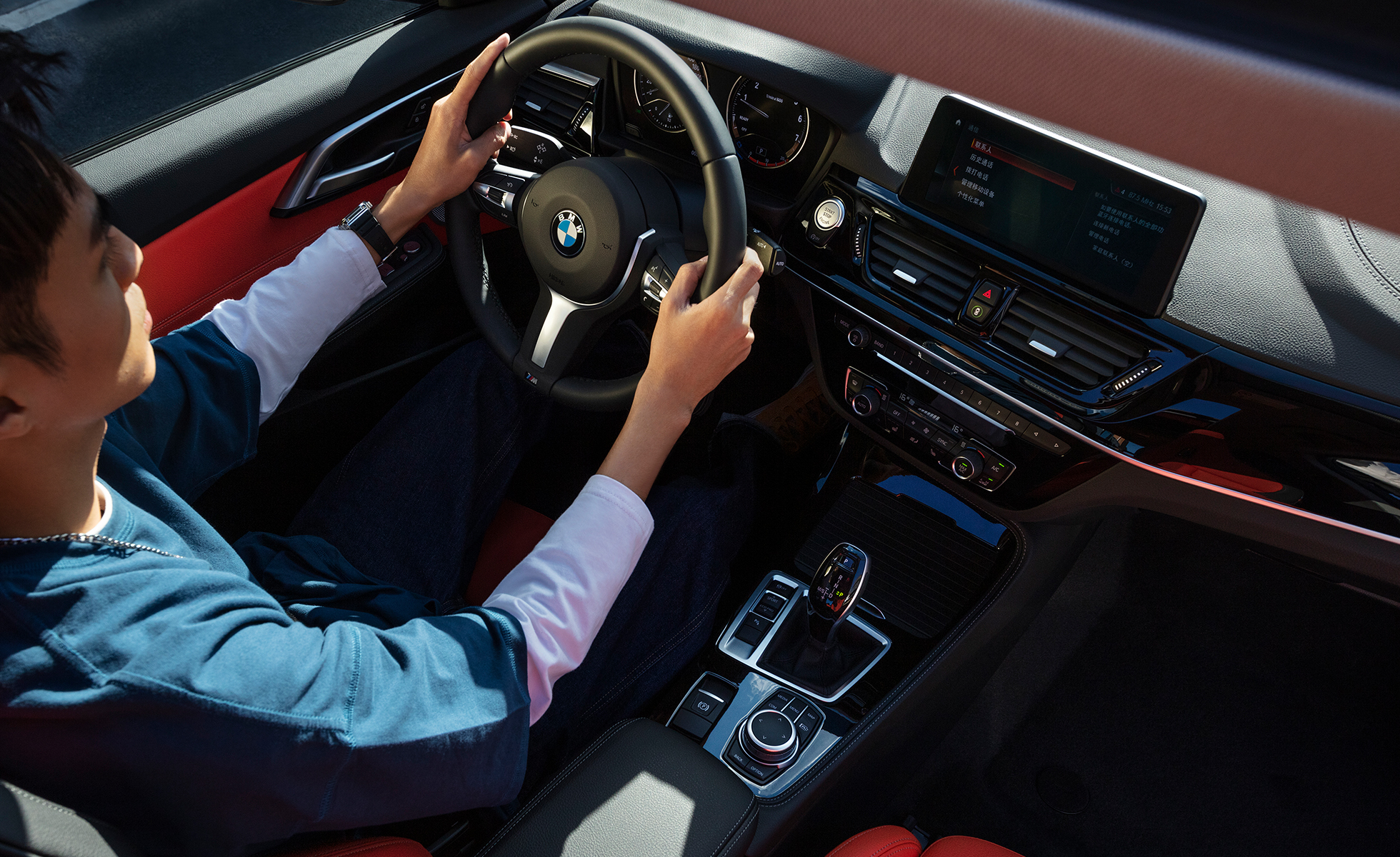 BMW 1系运动轿车全系标配镀铬套件,以高品质精湛工艺打造豪华质感细节。 BMW 1系运动轿车全系标配镀铬套件,以高品质精湛工艺打造豪华质感细节。